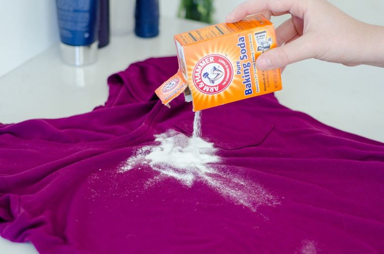 Foto: The Krazy Coupon Lady - https://prod-cdn-thekrazycouponlady.imgix.net/wp-content/uploads/2018/02/kcl_bakingsoda_oilstain_1.jpg