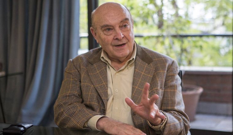 El exministro de Economía Domingo Felipe Cavallo analizó la marcha de la economía desde la salida parcial del cepo y los movimientos en la cotización del dólar.