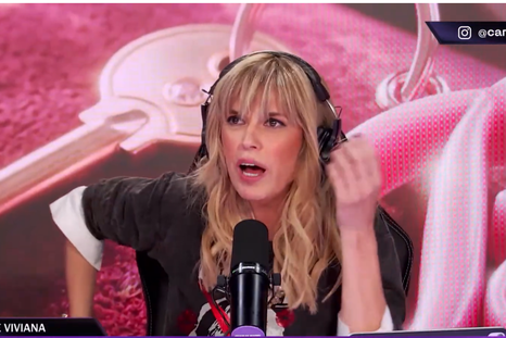 La periodista lanzó dardos contra el canal del sol. La periodista lanzó dardos contra el canal del sol.