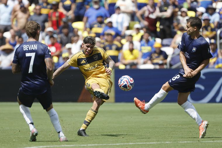 Gerard Garriga, con el dorsal N°8, en una disputa con Carlos Palacios durante Boca-Auckland.