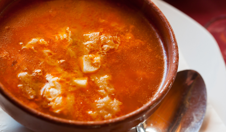 En algunas regiones, la receta se prepara con jamón serrano para intensificar el sabor. En algunas regiones, la receta se prepara con jamón serrano para intensificar el sabor.