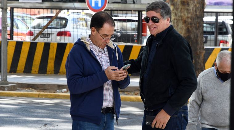 Roberto Iglesias junto a Daniel Orozco. Foto: ALF PONCE MERCADO / MDZ