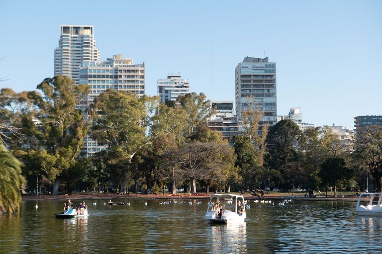 El paseo en las embarcaciones recreativas es uno de los principales atractivos del Parque Tres de Febrero Foto: Shutterstock