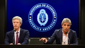 Santiago Bausili y Luis Caputo, presidente del BCRA y titular del Palacio de Hacienda, enfrascados ahora en conseguir los dólares para pagar un bono de más de US$ 4500 millones el 9 de julio. Foto: Telam