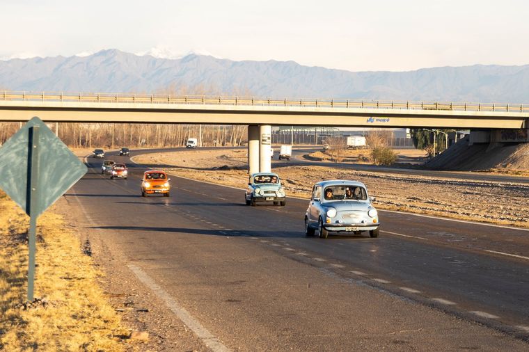 Fiat 600 Los autos de colección se lucieron en el Acceso Este. Foto: Santiago Tagua/MDZ