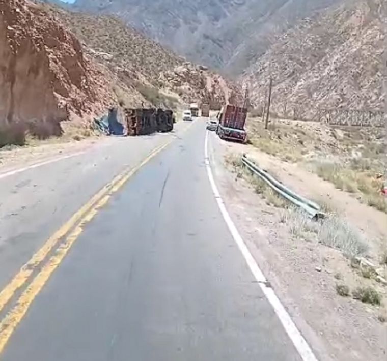 El camión volcado sobre la Ruta 7 a la altura de la Curva del Soldado. Foto: Gentileza
