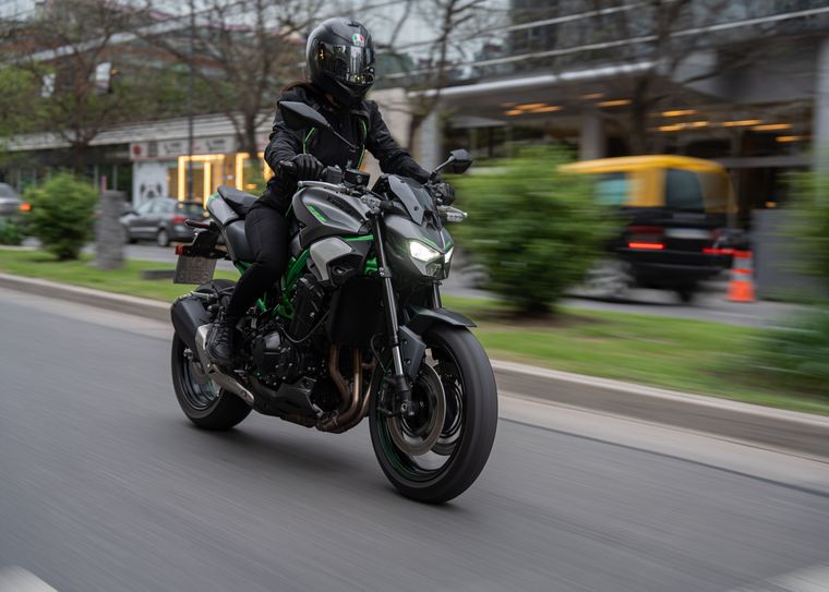 Con los característicos rasgos de diseño Sugomi, la nueva Kawasaki Z900 brinda una experiencia de conducción inmejorable, tanto en ciudad como en ruta.