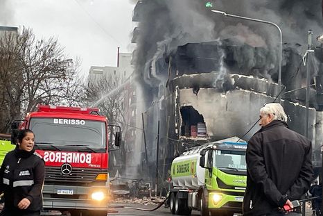 Como consecuencia del incendio, los vecinos fueron evacuados. Como consecuencia del incendio, los vecinos fueron evacuados.