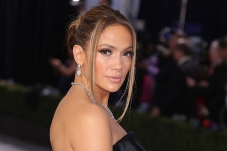 Jennifer Lopez acaba de cumplir 52 años y sigue impactando con su look. Foto: Allure