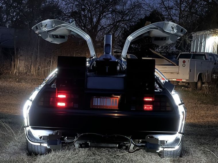 DeLorean DMC-12 El auto es idéntico al de Volver al Futuro.