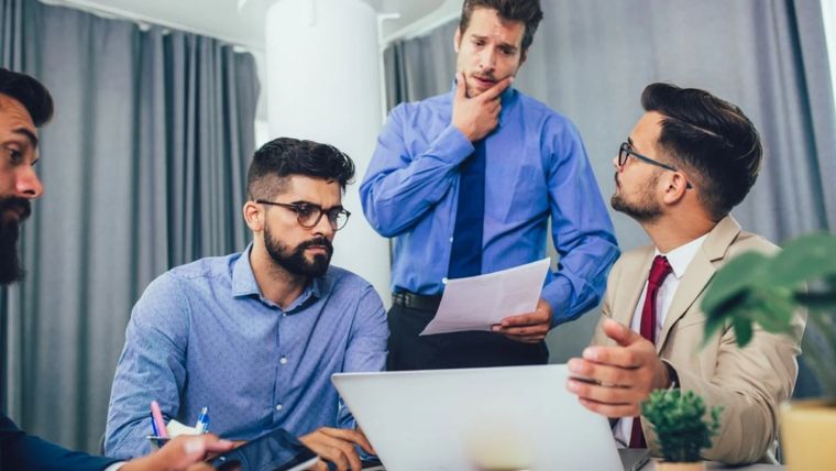 Las empresas están adoptando modelos híbridos y ofreciendo horarios flexibles para mejorar el equilibrio entre la vida laboral y personal de sus colaboradores. Foto: MDZ