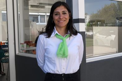 MDZol | Nina Álvarez se convirtió en la primera conductora de colectivos de larga distancia dentro del país. Además, formará parte de la nueva flota de Andesmar que transportará a turistas entre el aeropuerot y hoteles céntricos. Foto: ALF PONCE MERCADO / MDZ