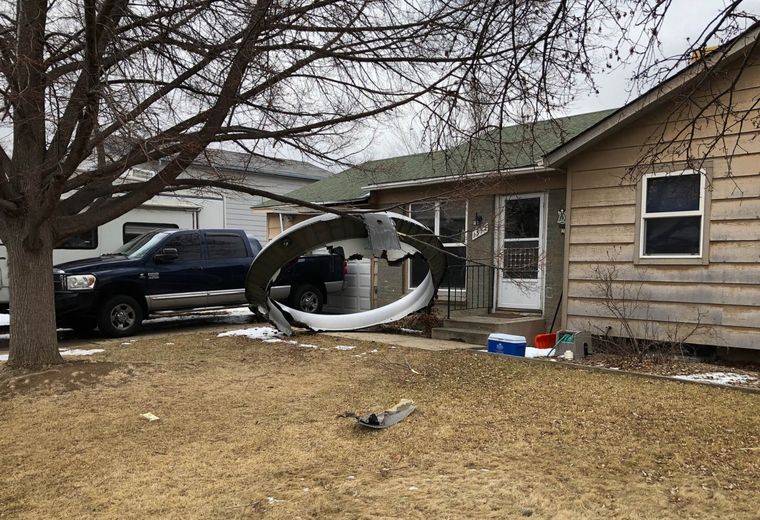 Parte de uno de los motores del avión cayó junto a una casa de Denver