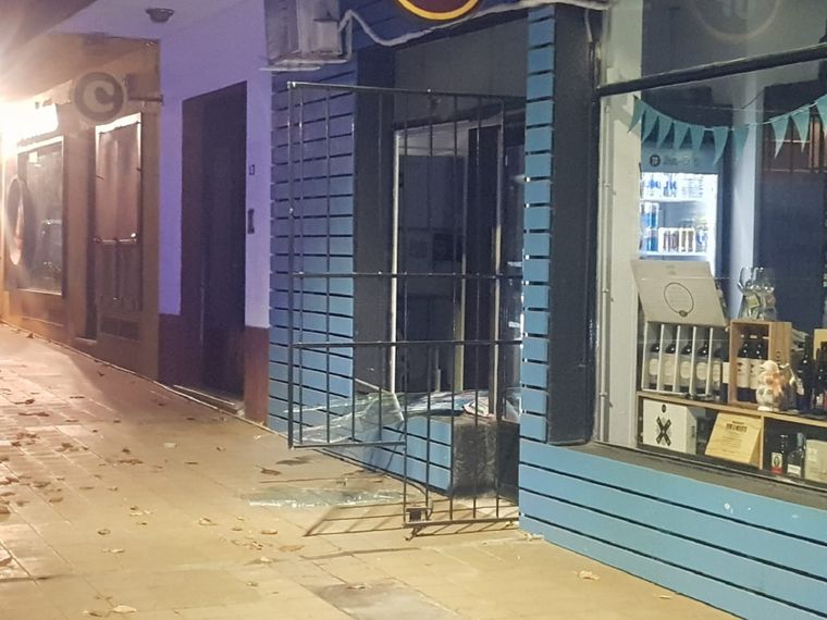 Violentaron el frente de un comercio de vinos en la Ciudad de Mendoza e investigan si se consumó un robo