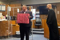 Edward Martell (izquierda) y el juez Bruce Morrow luego de la ceremonia en la que juró como abogado Foto: Edward Martell