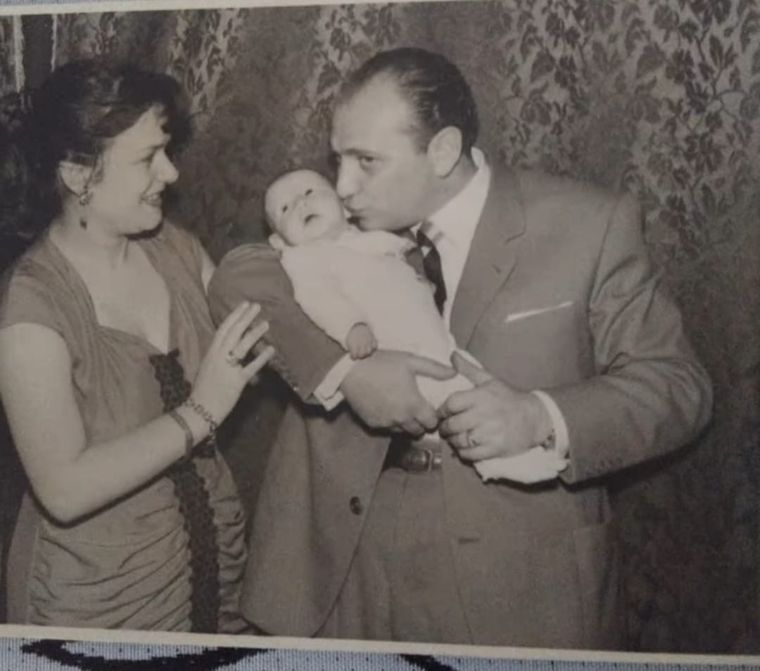 Julia Zenko en los brazos de su madre Paulina “Pesale” y su padre Roberto “Srulque”. Julia Zenko en los brazos de su madre Paulina “Pesale” y su padre Roberto “Srulque”.