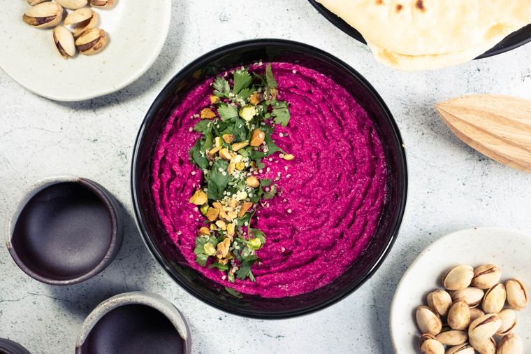 Hummus de remolacha Una receta de hummus distinta para sorprender a tu familia Foto: Teinvitoacomer