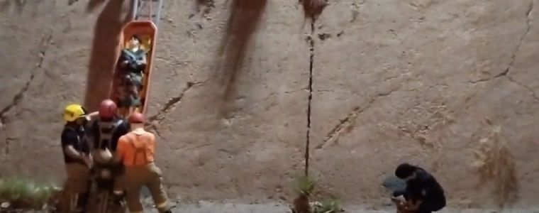 Así fue el rescate de niño tras caer al zanjón Foto: Twitter