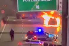 Un Porsche conducido por una mujer suiza se incendió sobre la Avenida General Paz Foto: Captura de video Un Porsche conducido por una mujer suiza se incendió sobre la Avenida General Paz Foto: Captura de video