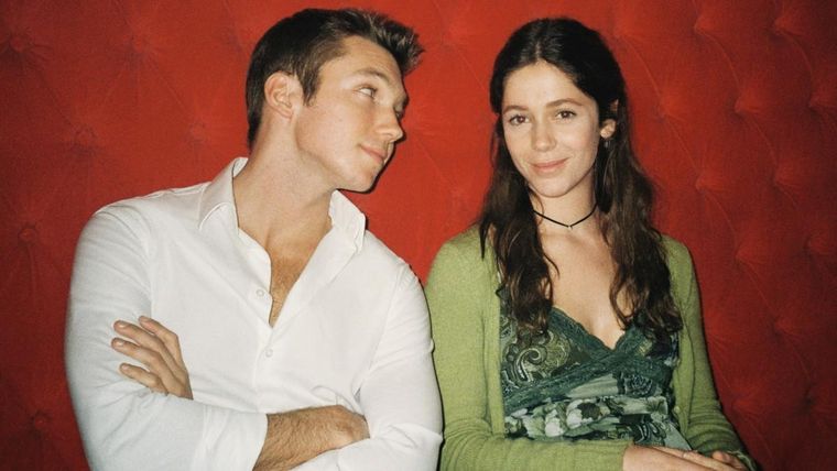 Esta es la serie romántica española más vista del streaming Julio (Franco Masini) e Irene (Georgina Amorós) en Todas las veces que nos enamoramos. Foto: Netflix