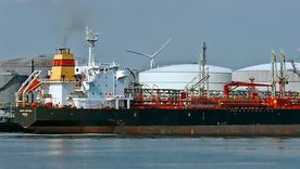 alerta en los mercados: irak suspende exportaciones de petroleo tras el ataque a dos buques