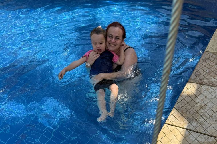 Para no perder movilidad, Alfonsina va a natación con su mamá. Para no perder movilidad, Alfonsina va a natación con su mamá.