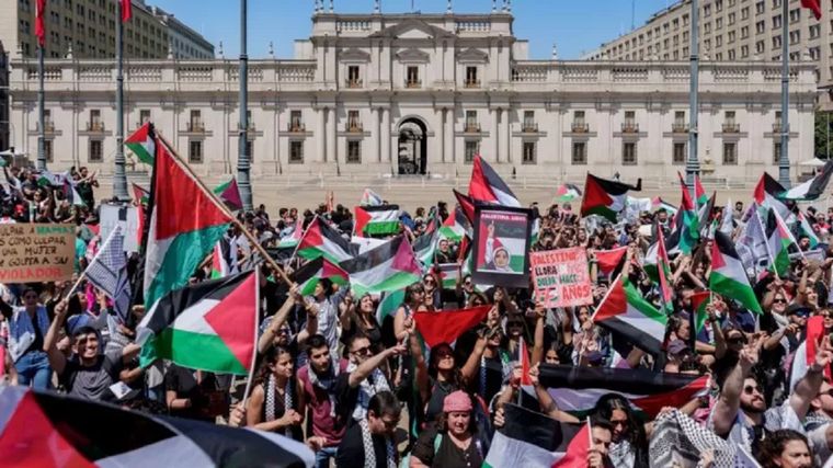 Miembros de la comunidad palestina en Chile se manifiestan frente al palacio de La Moneda días después del comienzo de la ofensiva de Israel en Gaza. Foto: GETTY IMAGES