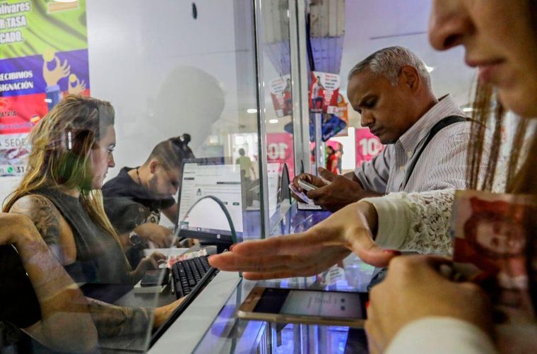 En 2025, por ejemplo, las remesas enviadas por colombianos en el exterior a sus familias superaron los US$13.000 millones.