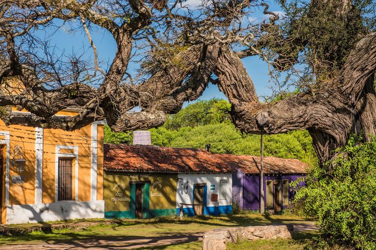 Ischilín conserva intactas las postales coloniales del Camino Real, entre aljibes, pulperías y un algarrobo de 400 años.