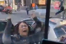 Una mujer rompió los vidrios del colectivo luego de que le chocara el auto en Caballito Foto: NA