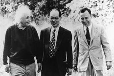 Albert Einstein, Hideki Yukawa y John Archibald Wheeler conversando en Princeton, 1954. Foto: GETTY IMAGES