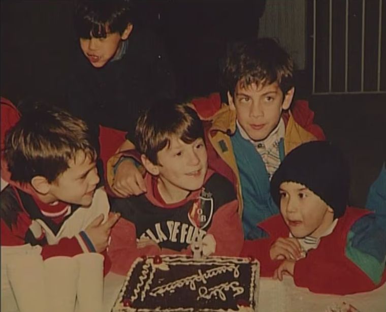 Lionel Messi de niño, celebrando su cumpleaños junto a sus amigos en Rosario. Lionel Messi de niño, celebrando su cumpleaños junto a sus amigos en Rosario.