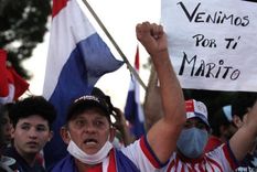 Venimos por ti, Marito, dice una pancarta en medio de las protestas en Paraguay contra la gestión del presidente Mario Abdo Benítez. Foto: GETTY IMAGES