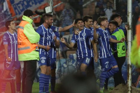 El marcador central tombino, Mateo Mendoza, volvió a ser clave para abrir el marcador de cabeza, tal como había sucedido la semana pasada en Perú ante Grau. Foto: MDZ
