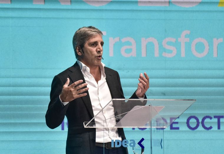 El ministro de Economía, Luis Caputo, se mantiene firme con el crawling peg del 2% mensual. La experiencia de hace más de 40 años no salió bien y alienta los fantasmas. Foto: Noticias Argentinas