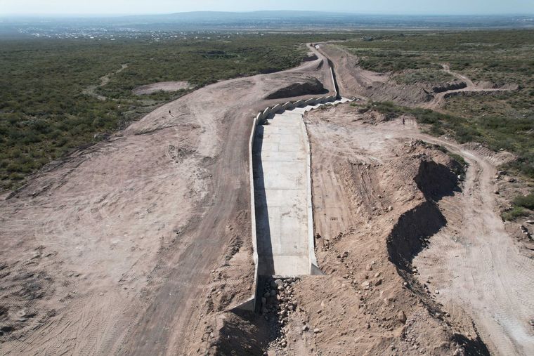 El sistema aluvional mendocino creció como nunca desde 1970, aunque tormentas extremas, expansión urbana y falta de conciencia mantienen el riesgo latente. El sistema aluvional mendocino creció como nunca desde 1970, aunque tormentas extremas, expansión urbana y falta de conciencia mantienen el riesgo latente.