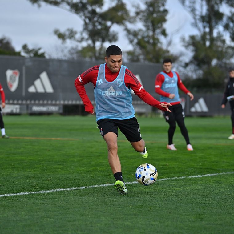 El picante cruce de Juanfer Quintero con un periodista de River tras la derrota en el Superclásico.