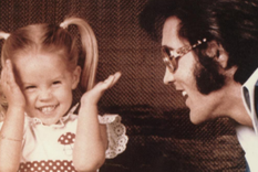 Elvis Presley llegó a compartir hermosos momentos junto a su hija antes de morir. Elvis Presley llegó a compartir hermosos momentos junto a su hija antes de morir.
