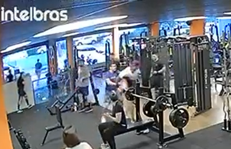 El momento de ataque quedó registrado por las cámaras de seguridad.