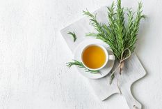 El té de romero es un poderoso antiinflamatorio y antioxidante. Foto: Freepik