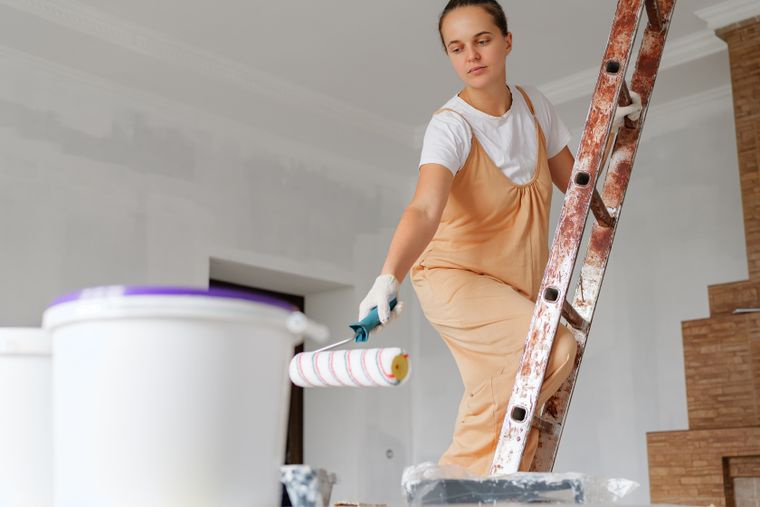 El precio de pintar una vivienda varía según los materiales elegidos, el estado de las paredes y el costo de la mano de obra.