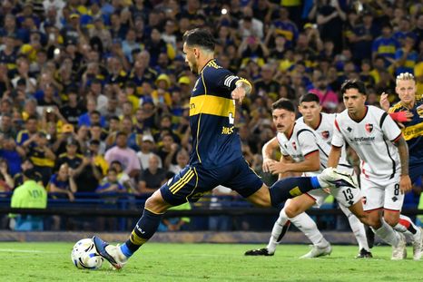 Leandro Paredes ejecuta el penal que culminará en el 2-0 de Boca ante Newells. Leandro Paredes ejecuta el penal que culminará en el 2-0 de Boca ante Newells.