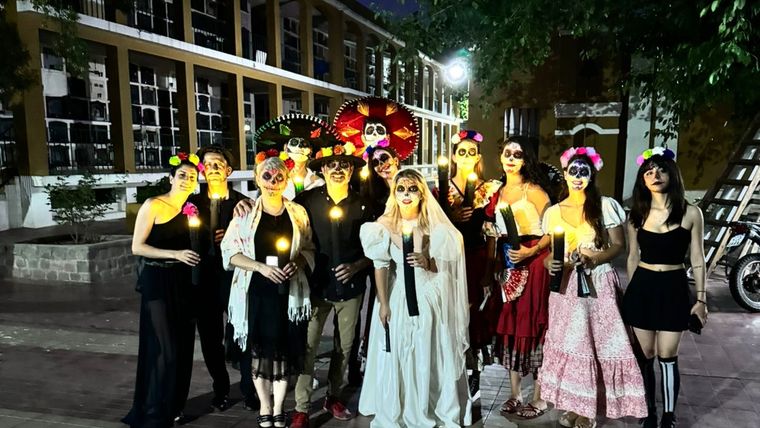 La histórica necrópolis se convirtió en el epicentro de los relatos más apasionantes de Mendoza. La histórica necrópolis se convirtió en el epicentro de los relatos más apasionantes de Mendoza.