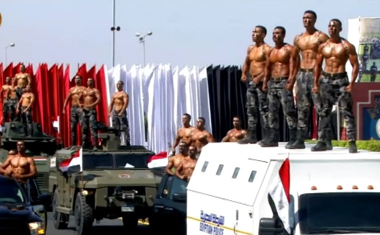 Sin ropa Los reclutas se presentaron semidesnudos frente al presidente.