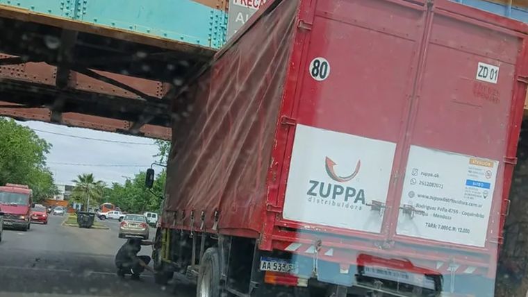 El camión quedo atascado en el puente de Colón y Belgrano