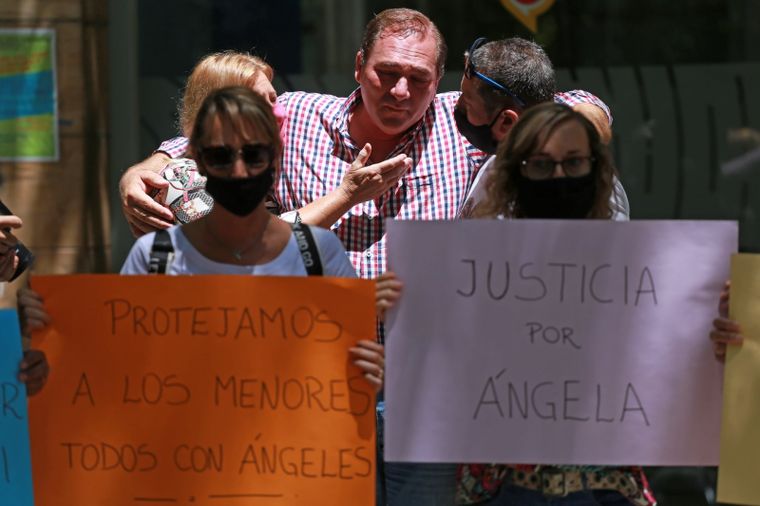 Protesta La familia temporal no quiere ceder a la nena. Foto: Facebook.