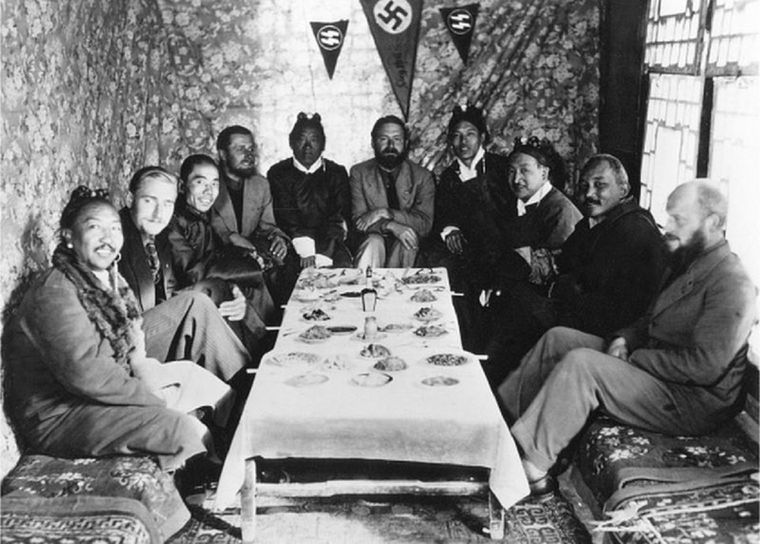 Bruno Beger, segundo a la izquierda, y otros en una reunión en Lhasa, Tíbet, en 1939 Foto: ULLSTEIN BILD DTL/GETTY IMAGES