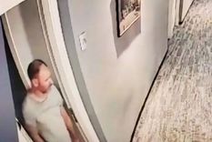 Una de las imágenes del acusado saliendo de la habitación de hotel donde mató a su hijo de dos años.