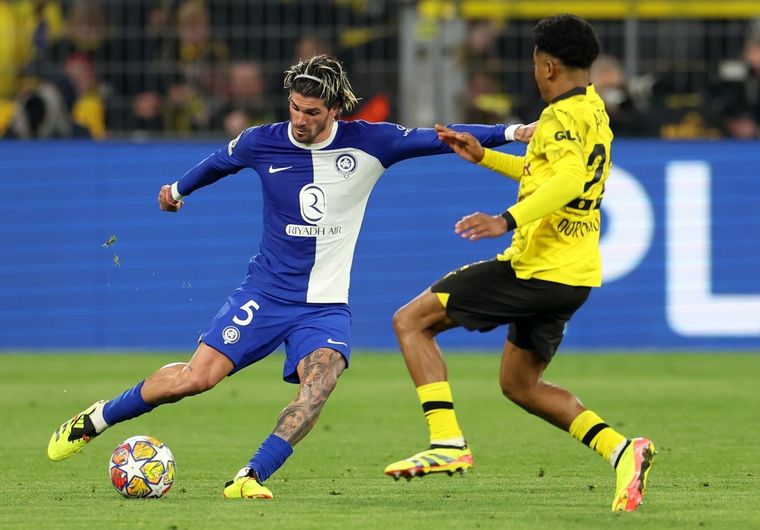 El mediocampista protagonizó un ida y vuelta con uno de sus rivales. Foto: EFE