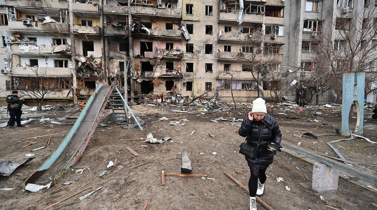 Las bombas rusas destruyeron edificios y casas de la ciudad de Kiev Foto: TELAM